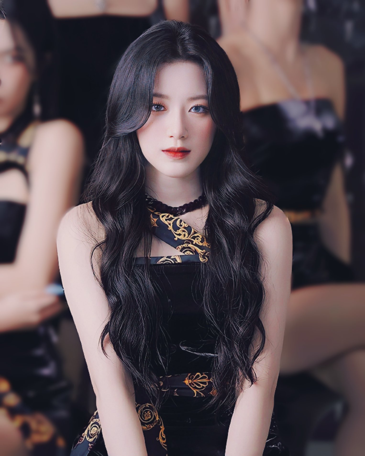 Yeh Shuhua en un vestido negro